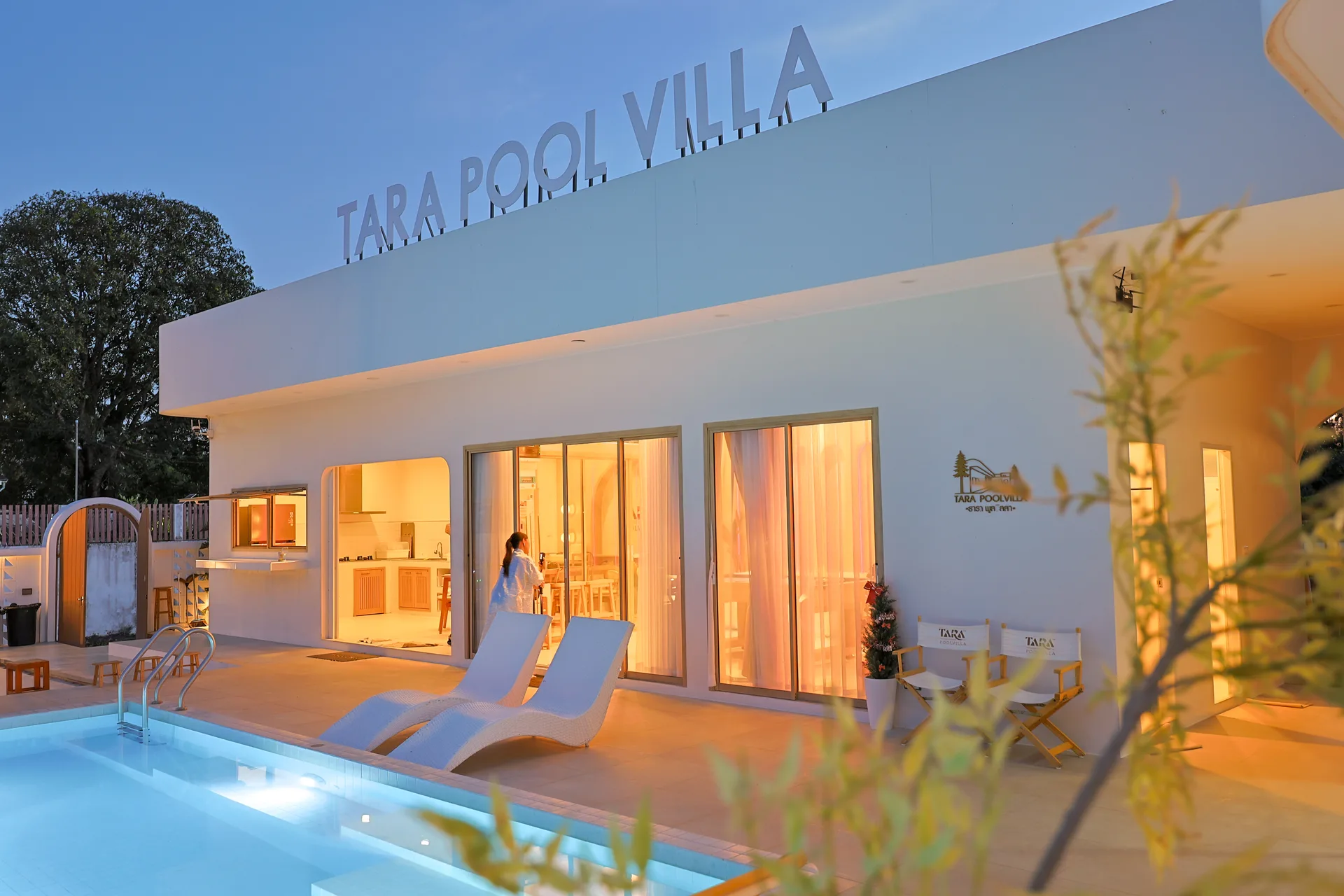 ภาพจริง TARA Pool Villa ยามเย็น ริมสระว่ายน้ำ