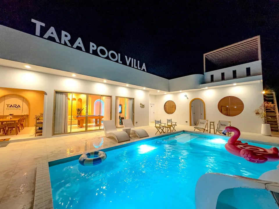 สระว่ายน้ำ TARA Pool Villa ยามค่ำคืน